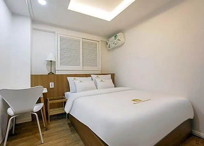 Hotel Must Sinjeongnegeori Station Seoel