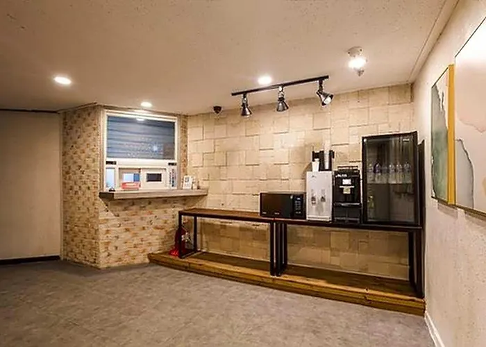 Must Sinjeongnegeori Station Hotel