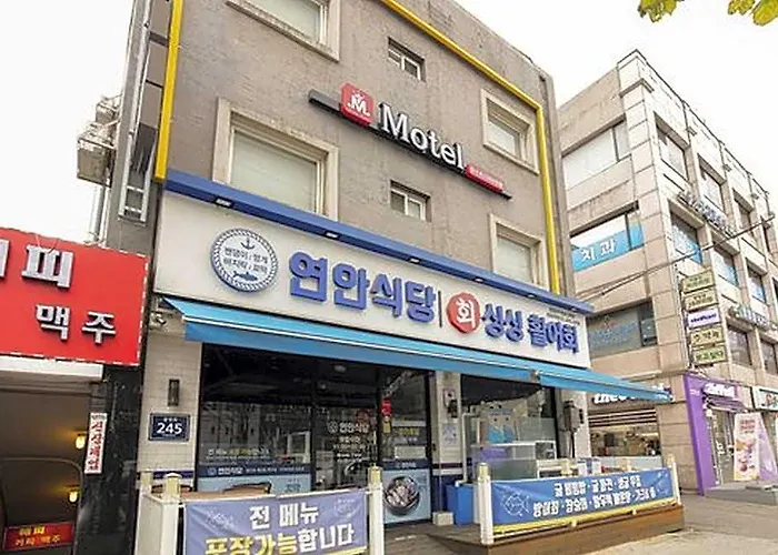 Must Sinjeongnegeori Station Seoel