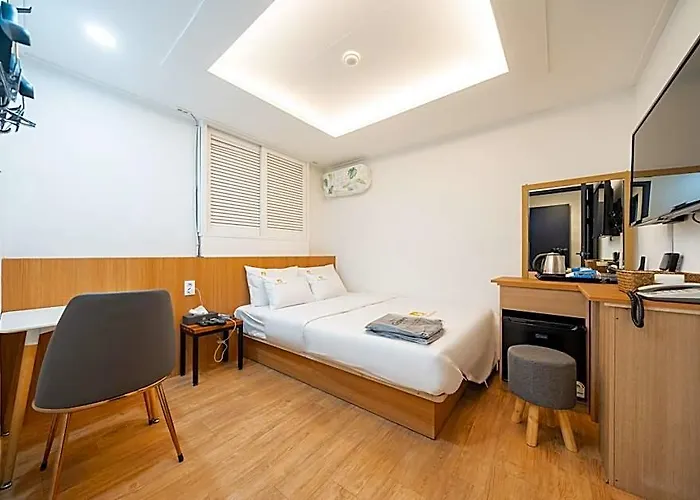 Must Sinjeongnegeori Station Hotel
