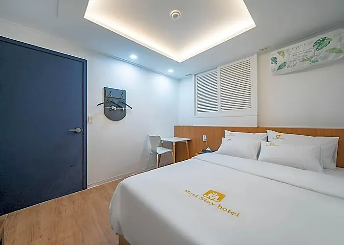 Hotel Must Sinjeongnegeori Station