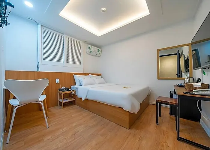 Hotel Must Sinjeongnegeori Station