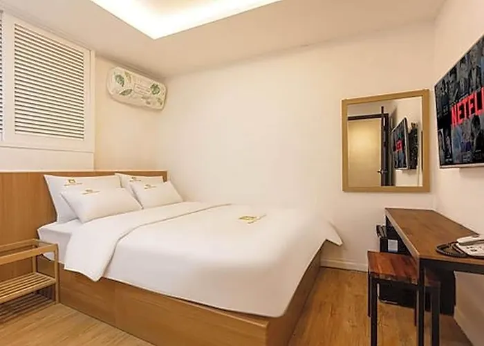 Hotel Must Sinjeongnegeori Station