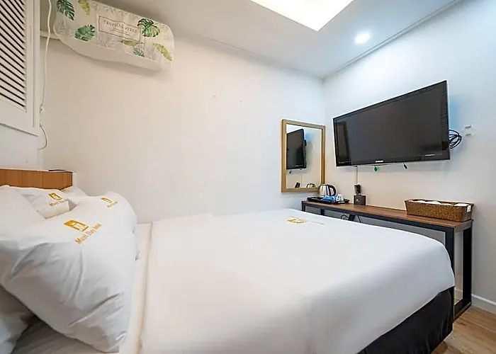 Hotel Must Sinjeongnegeori Station Seoel