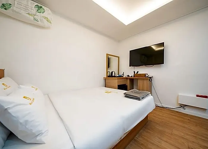 Hotel Must Sinjeongnegeori Station 2*
