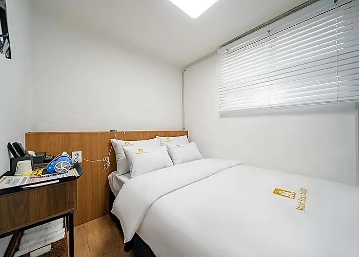 Must Sinjeongnegeori Station Hotel 2*