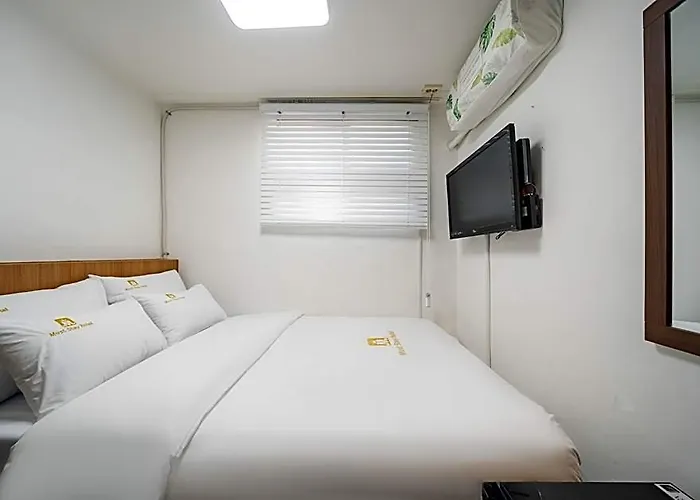 Hotel Must Sinjeongnegeori Station