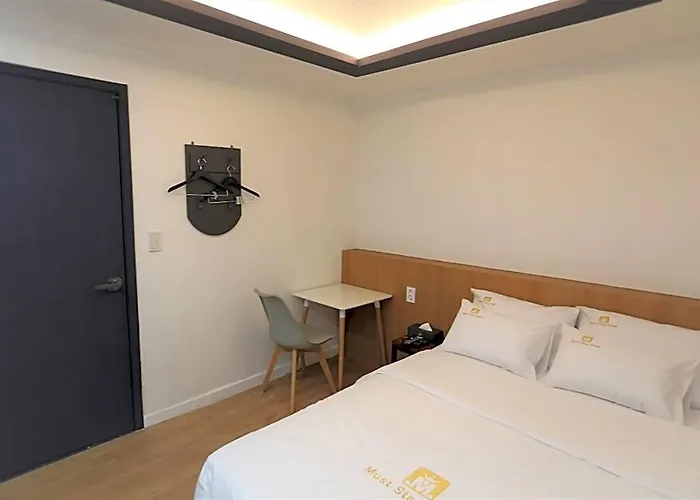 Hotel Must Sinjeongnegeori Station