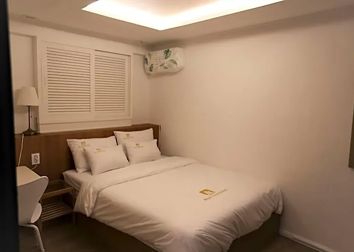 Hotel Must Sinjeongnegeori Station Seoel