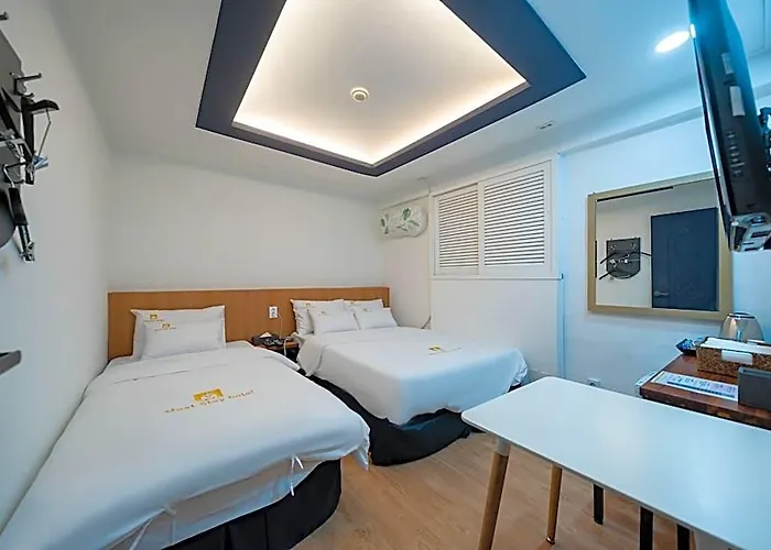 Hotel Must Sinjeongnegeori Station