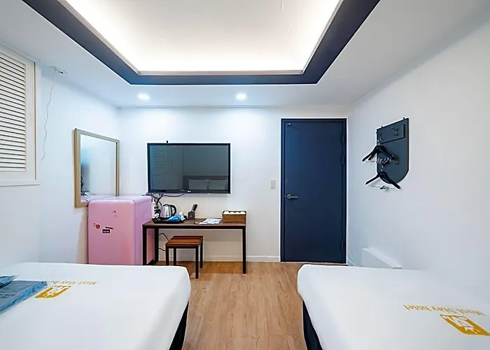 Must Sinjeongnegeori Station Hotel